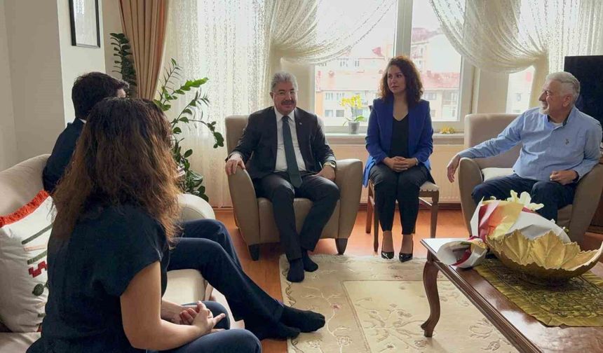 Ödüllü ve ilk doktoralı işitme engelli mühendis çifte validen anlamlı ziyaret