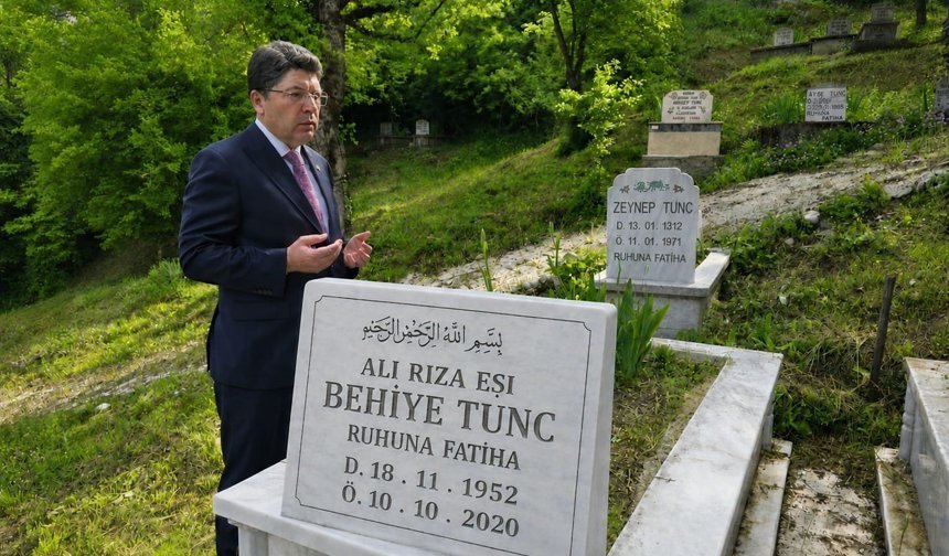 Önce annesinin mezarını ziyaret etti sonra şehit anneleri ile buluştu
