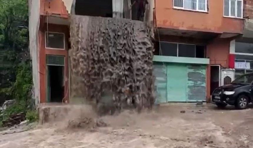 Ordu'da sel suları evin içinden şelale gibi aktı