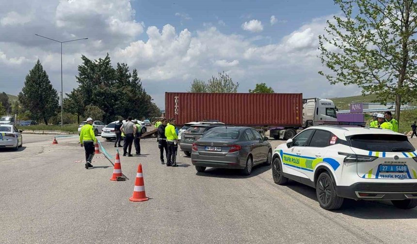 Otomobil tıra arkadan çarptı: 1 ölü, 4 yaralı