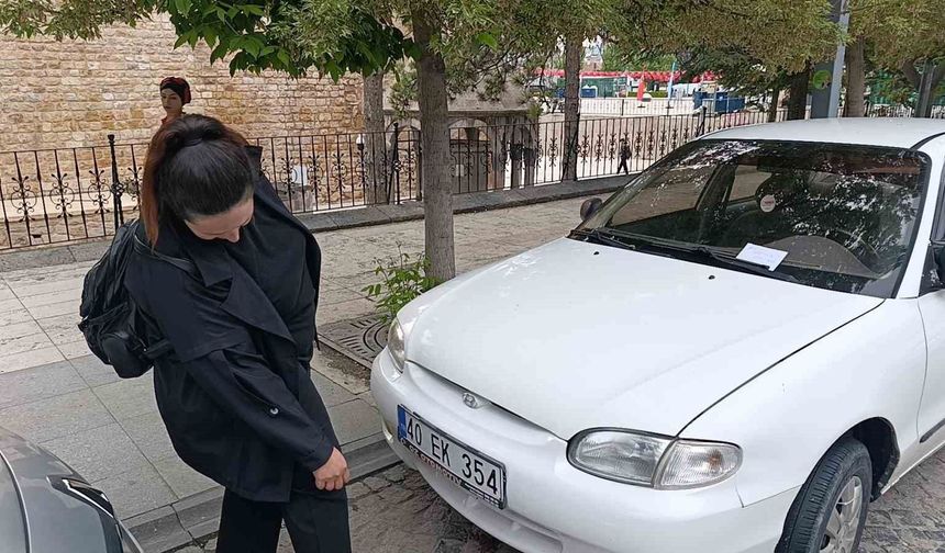 Otomobilin kaputuna giren kediyi itfaiye ekipleri kurtardı