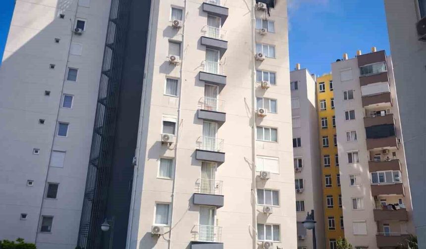 Oyun oynarken yakılan mum daireyi küle çevirdi