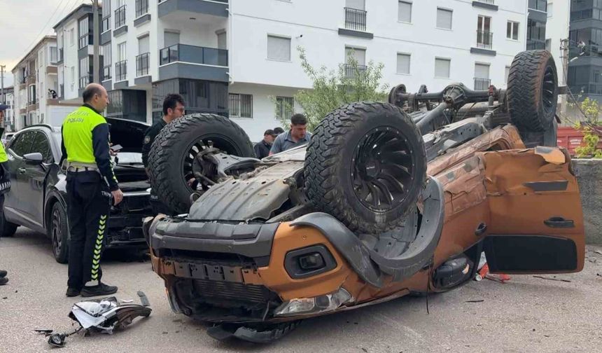 Pikap ile suv aracın çarpıştığı kazada faciadan dönüldü: 1 yaralı