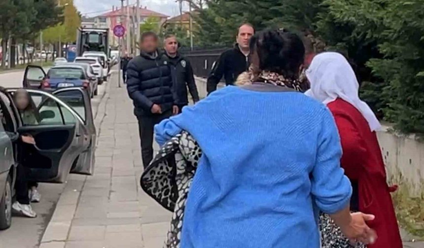 Tanığın verdiği ifadeyi beğenmeyen sanık yakınları hırsını kadın gazetecilerden çıkardı