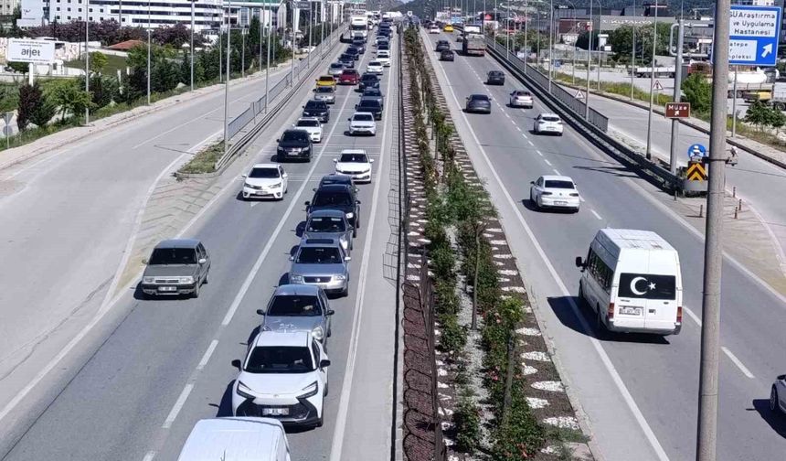 Tatilcilerin dönüş yoluna geçmesiyle Afyonkarahisar'da trafik yoğunluğu başladı
