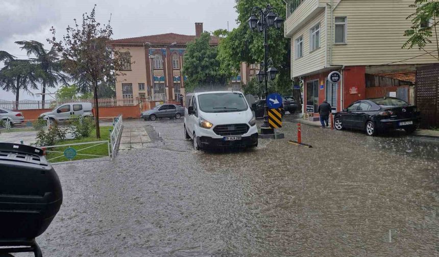 Tekirdağ'da şiddetli yağış yolları dereye çevirdi