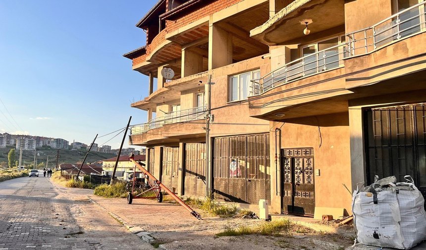 Tır kablolara takıldı: Direkler devrildi, facia ucuz atlatıldı