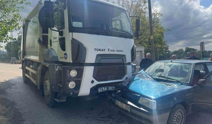 Tokat'ta çöp kamyonu ile otomobil çarpıştı: 2 yaralı