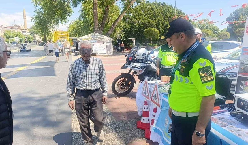 Trafik Haftası etkinliklerinde kurallara uyan 3 sürücüye plaket verildi
