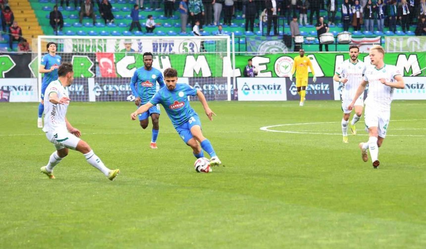 Trendyol Süper Lig: Çaykur Rizespor: 1 - Konyaspor: 1 (İlk yarı)