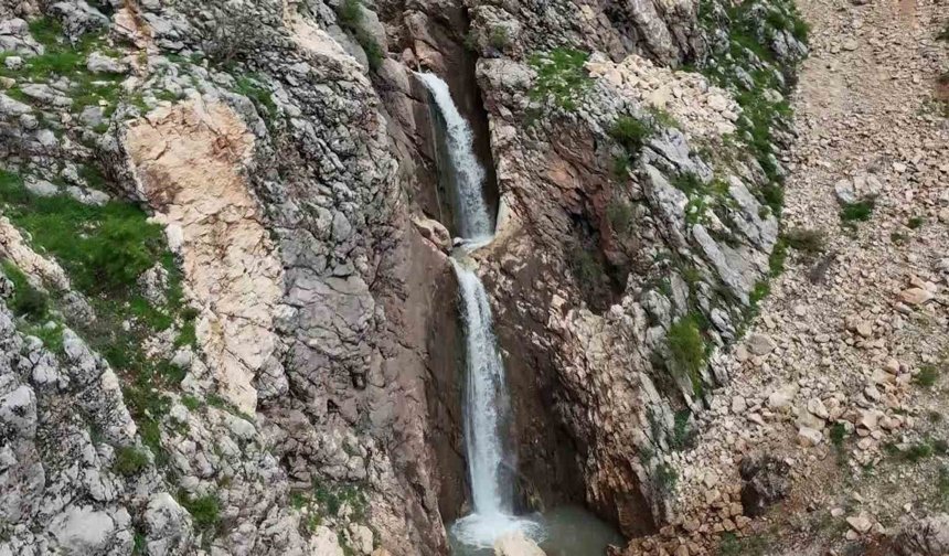 Tut ilçesindeki şelaleler coştu