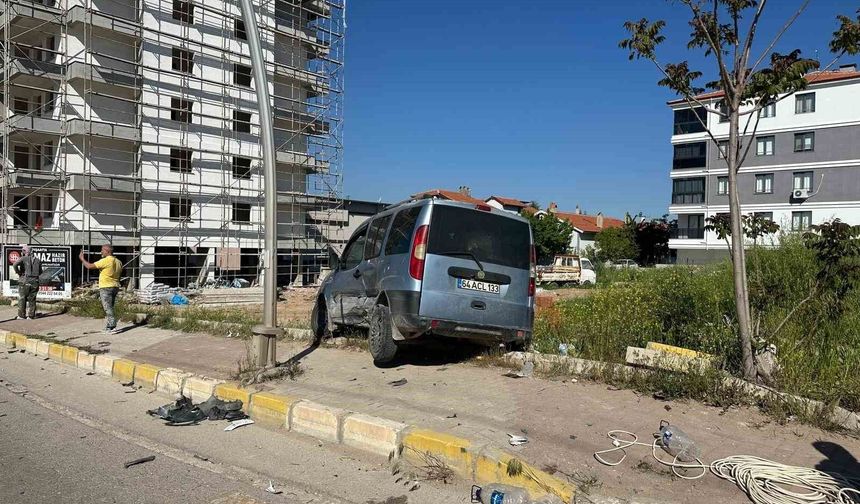 Uşak'ta park halindeki araca çarpan otomobil kazaya neden oldu: 4 yaralı