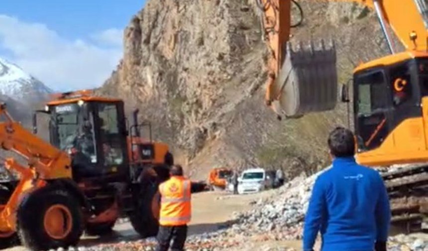 Van-Çatak kara yolu yeniden ulaşıma açıldı