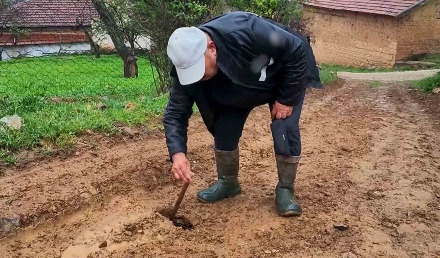 Yağış sonrası toprak kaydı, 9 yapı zarar gördü