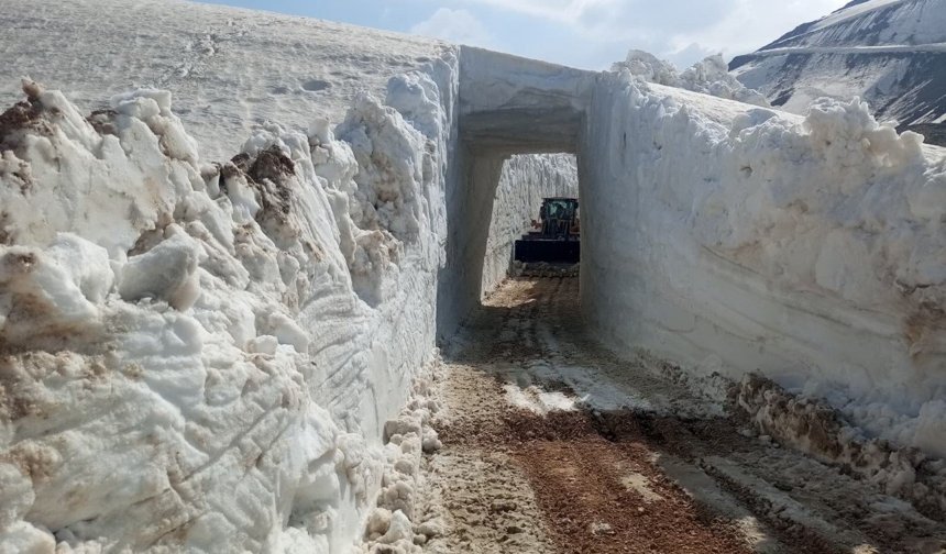 Yüksekova'da 8 metrelik kar tünelleri: İş makinesi içinde kayboldu
