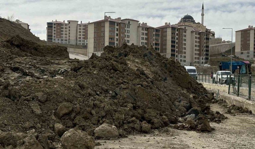 Yüksekova'da heyelan ulaşımı aksatıyor: Pizok yolunda ulaşım 1 aydır tek şeritten sağlanıyor