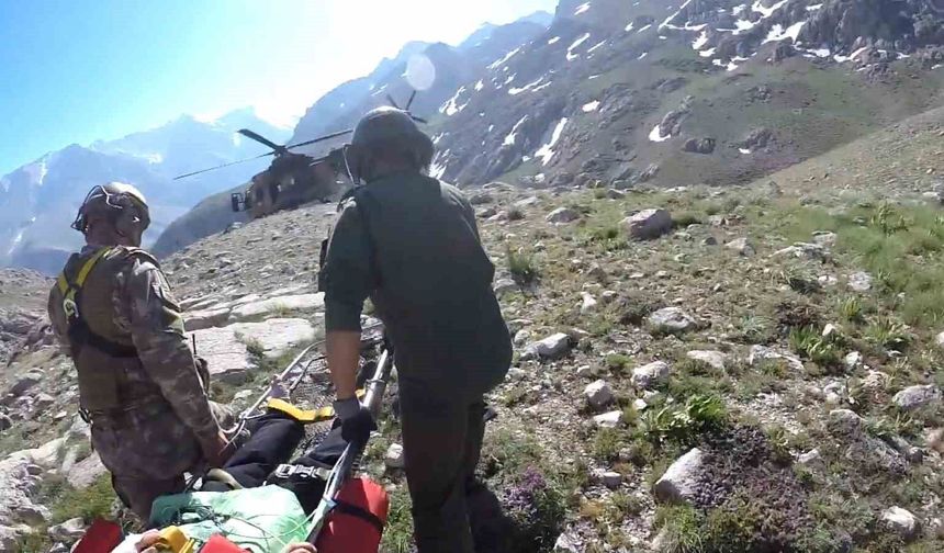 Aladağlar'da mahsur kalan dağcının kurtarılma anları kamerada