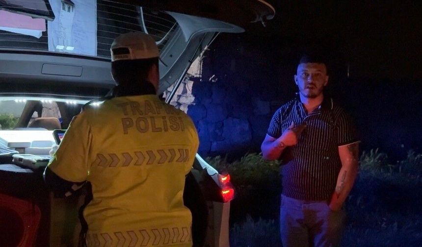 Alkollü sürücü merakına yenik düştü