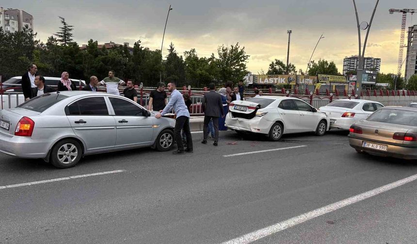 Alt geçit girişinde 4 otomobil çarpıştı: 2 yaralı
