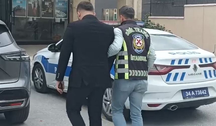 Beylikdüzü'nde araç sürücü motosikletliye saldırdığı anlar kamerada