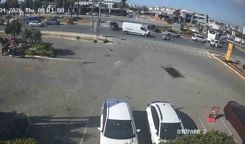 Bodrum'daki kaza kamerada: 'Motosiklet savruldu, 2 kişi yaralandı'