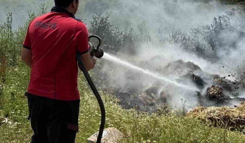 Boş arazideki atık samanlar alev aldı