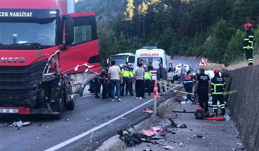 Burdur'da tır ile hafif ticari araç çarpıştı: 1 ölü, 1 yaralı
