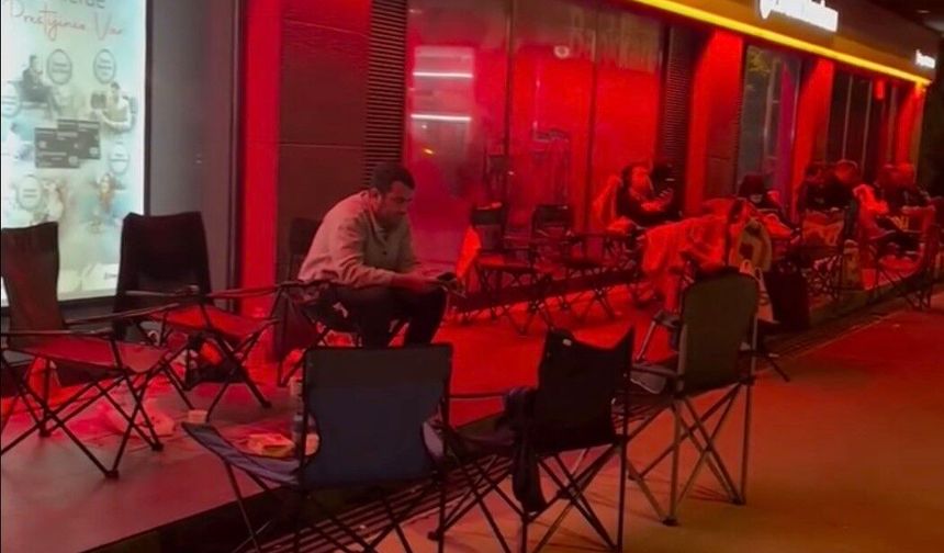 Çanakkale'de kurasız TOKİ satışı için geceden kamp sandalyeleriyle beklediler