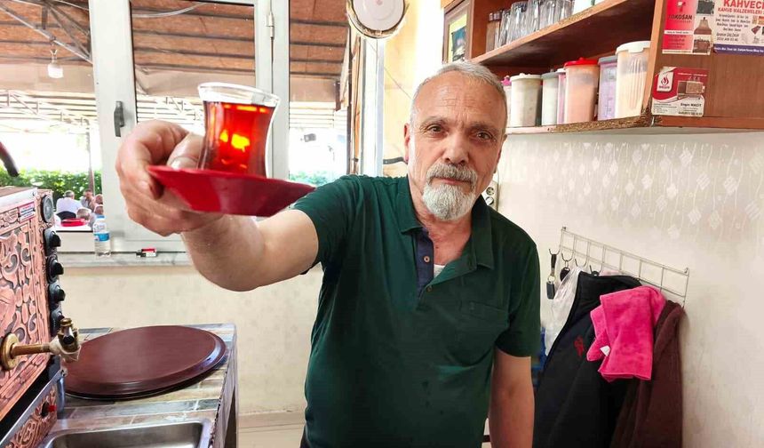 Çay demlerken şiir yazıyor: 40 yıllık çaycı şiirleriyle gönül ısıtıyor