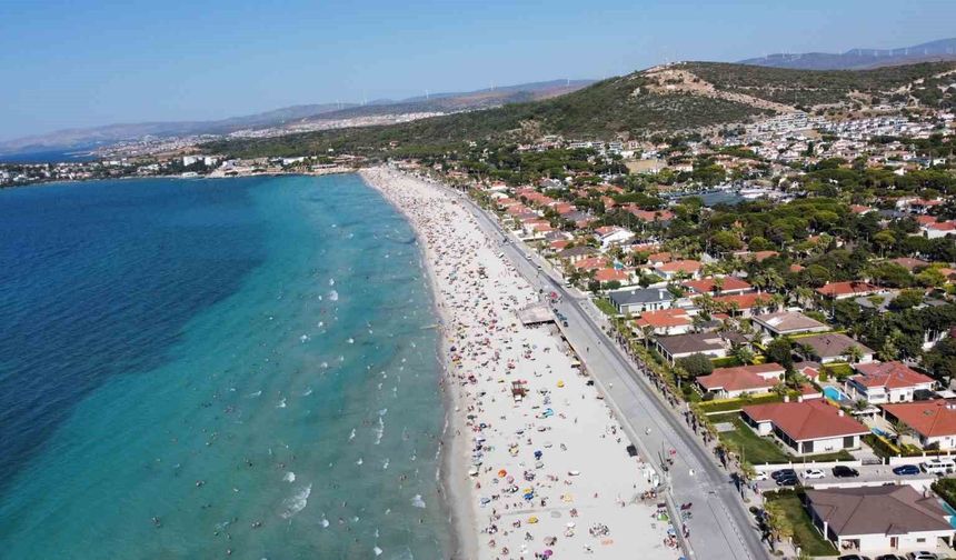 Çeşme'de bayram tatilinde nüfus 1 milyona dayandı, yüz binlerce araç akın etti