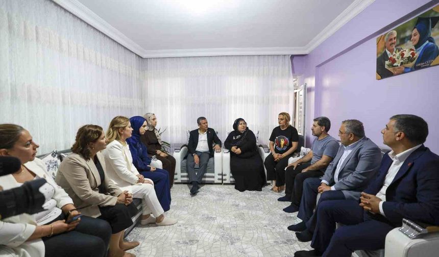 CHP Grup Başkanı Özel, Rojin Kabaiş'in ailesini ziyaret etti