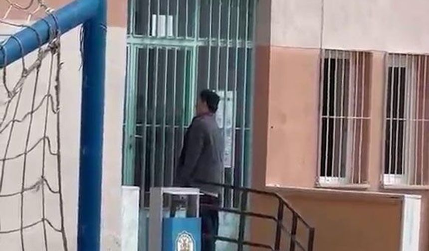 Demir kapıdan atlayarak yetişmeye çalıştı, sınava alınmayınca duvarından atlayarak okuldan ayrıldı