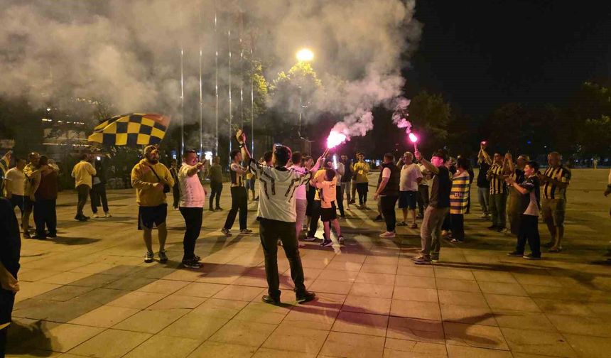 Düzce'de Fenerbahçe Başkanı Aziz Yıldırım sevinci
