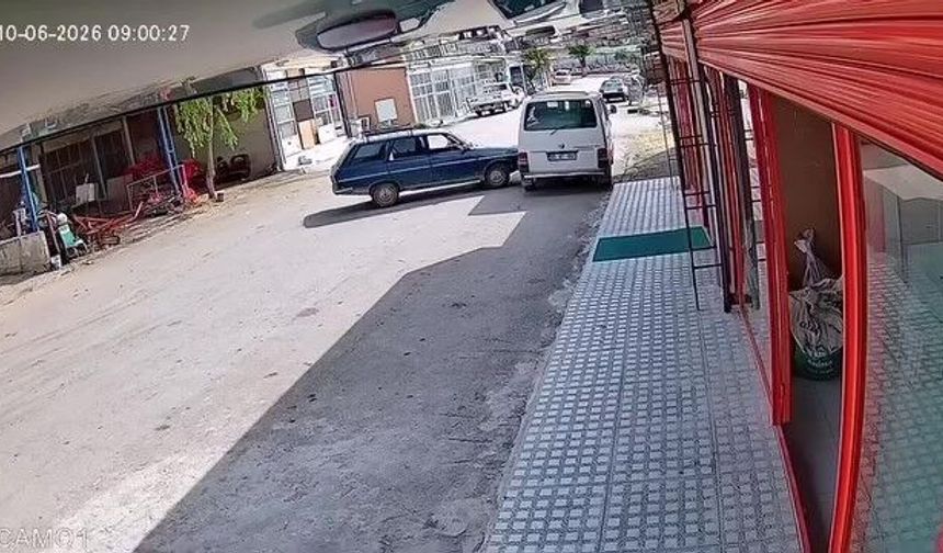 El freni çekilmeyen otomobil hareket edip minibüse çarptı: O anlar kamerada