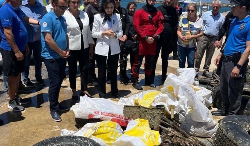 Enez'de kurbağa adamlar deniz dibindeki atıkları temizledi