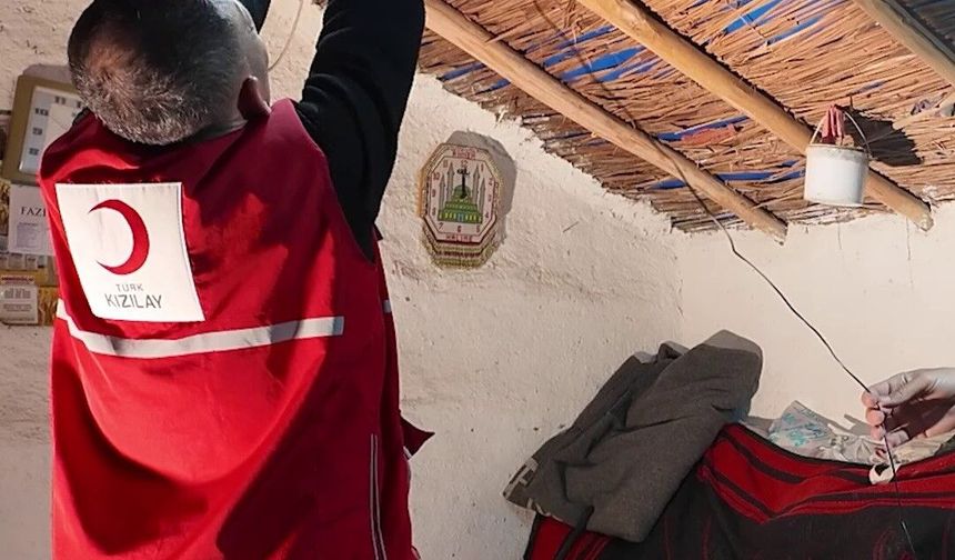 Gölün ortasındaki adada yaşayan 93 yaşındaki kadının korkularına son veren iyilik kayıkla ulaştı