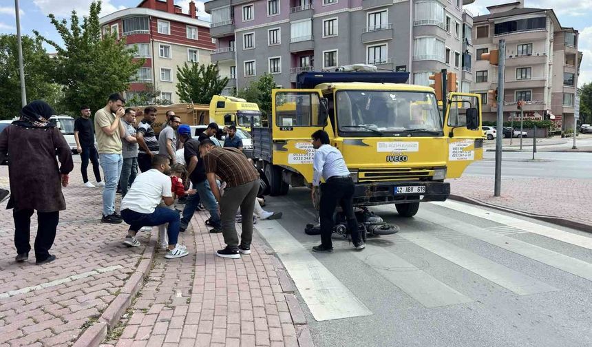 Kamyonetin altında kalan elektrikli bisiklette can pazarı: 3'ü çocuk 4 yaralı