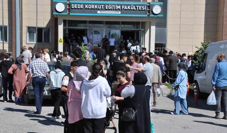 Kars'ta YKS heyecanı: Binlerce aday üniversite hayali için sınav merkezlerine akın etti