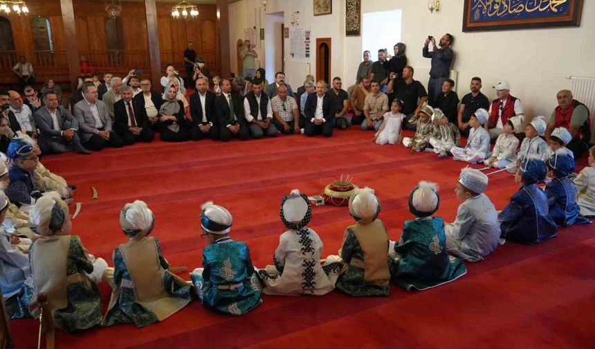 Kastamonu'da 530 yıllık vakıf geleneğiyle 25 çocuk sünnet ettirildi