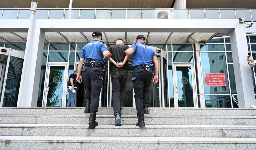 Kırmızı bültenle aranan hükümlü havalimanında yakalandı