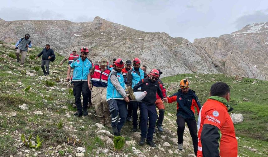 Kırsalda düşerek bacağını kıran şahıs 5 saatlik çalışmayla kurtarıldı