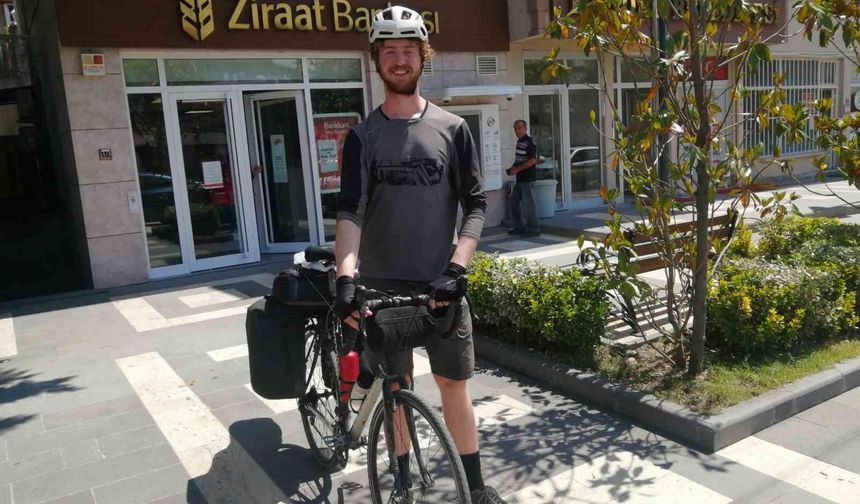 Kız arkadaşından ayrılınca dünya turuna çıkan genç gezgin bir yılda 8 bin kilometre pedal çevirdi