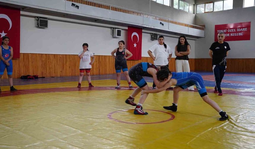 Kız çocuklarının güreş hayali Nesrin Baş'la büyüyor