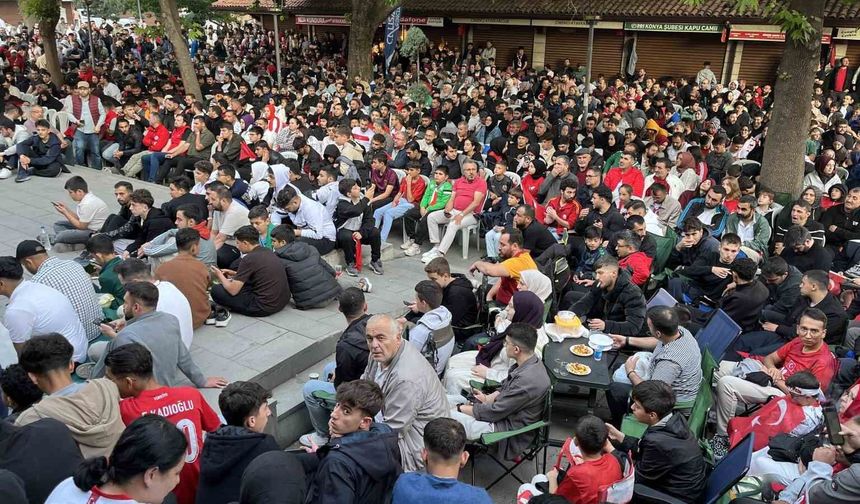 Konyalı vatandaşlar milli maç heyecanını dev ekranda yaşadı