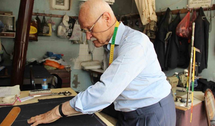 Kumaşa sinen bir ömür: 59 yıllık mesleğini 71 yaşında aşkla sürdürüyor