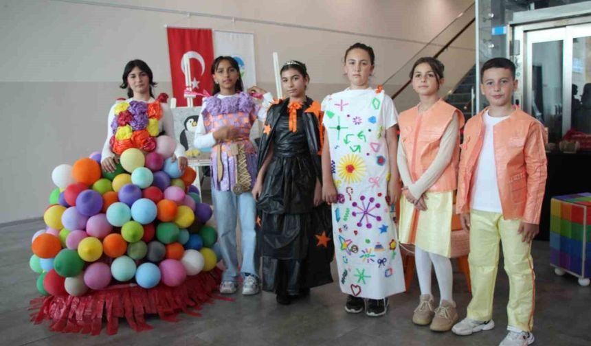 Minik öğrenciler, atıkları kıyafete ve sanat eserine dönüştürüp sergiledi