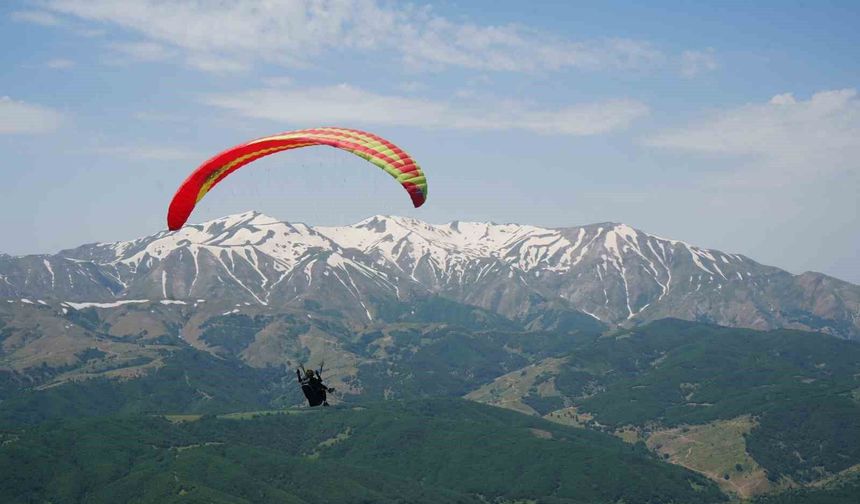 Muş'ta Türkiye Yamaç Paraşütü Mesafe Yarışması başladı