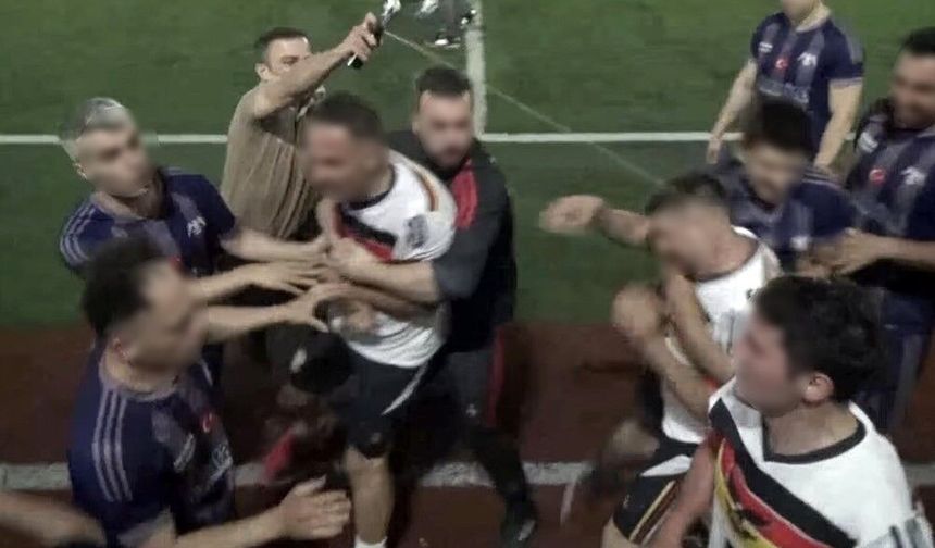 Polislerin oynadığı maçta yumruklar konuştu, arbede biber gazıyla son buldu