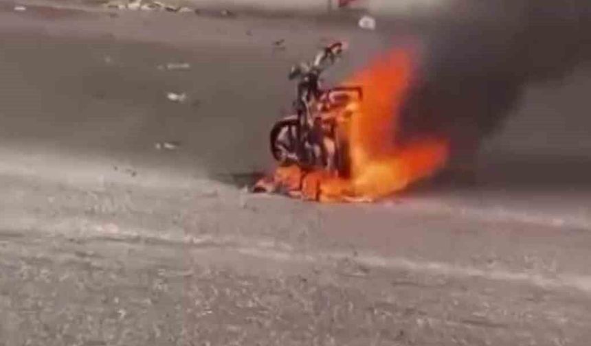 Seyir halindeki motosiklet alevlere teslim oldu
