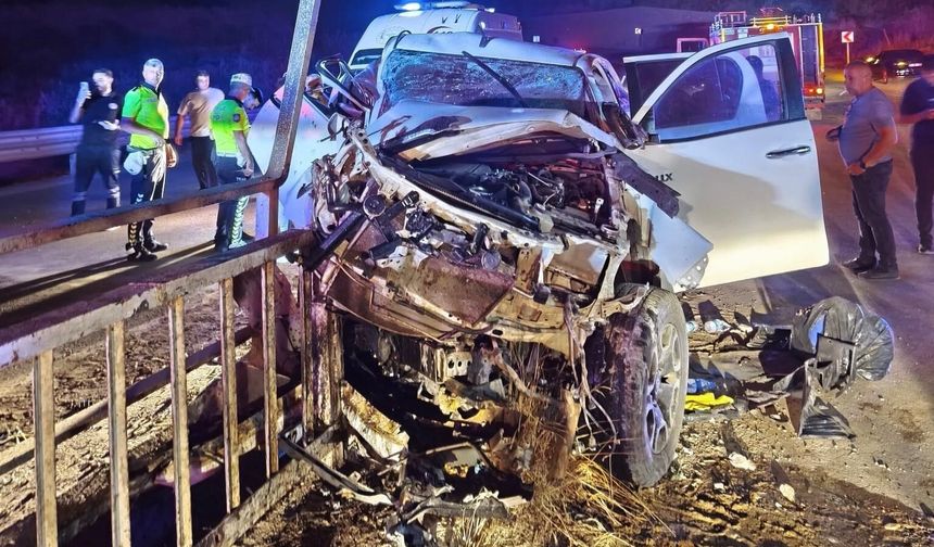 Siirt'te pikap bariyerlere ok gibi saplandı: 2 yaralı
